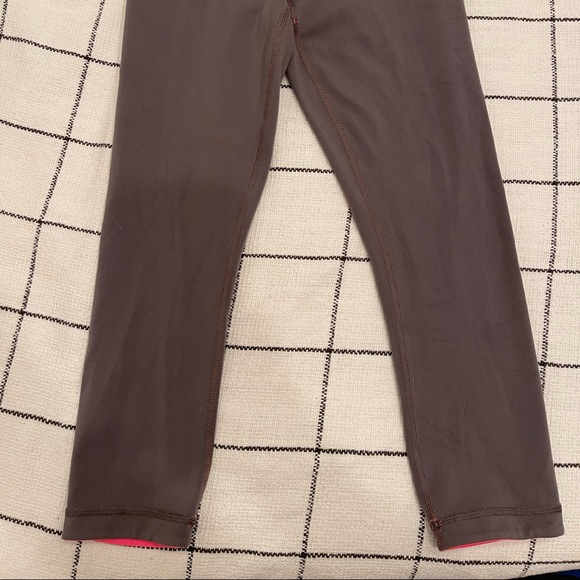 Lululemon reversible wunder under crop size 6 - Picture 4 of 11